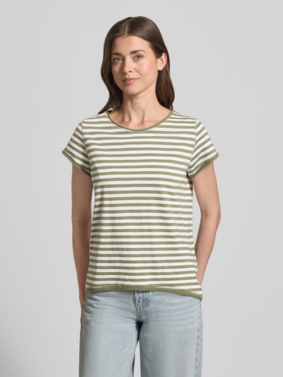 Frauenmodel trägt Regular Fit T-Shirt aus Baumwoll-Flammgarn von s.Oliver RED LABEL mit gestreiftem Melange-Muster in Grün und Weiß, Rollsaum an Ärmeln und Rumpf, Rundhals, reine Baumwolle, Ganzkörperansicht von vorne.