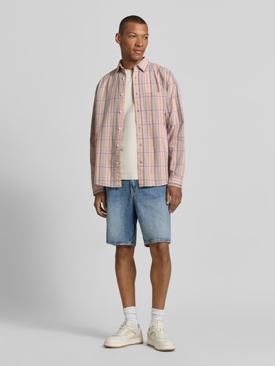 Männermodel trägt Bermudas im 5-Pocket-Design von GAP aus Baumwoll-Lyocell-Mix, Loose-Fit, mittelblau, Ganzkörperansicht von vorne.