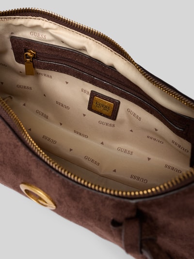 Produktfoto, Innenansicht der Handtasche mit Schulterriemen Modell 'ALLEGRA' von GUESS, Reißverschlussfach, Label-Detail, beige-braune Texturen