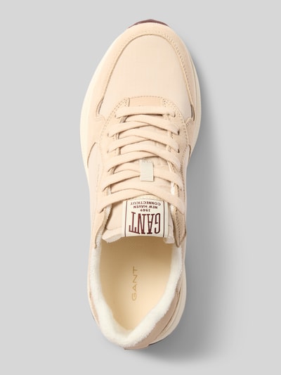 Produktfoto, Sneaker aus Leder-Mix mit Logo-Detail Modell 'Beywin' von Gant in Beige, abgerundete Passform, Schnürverschluss, glatte Textur. Damen Sneaker, Absatzhöhe 3 cm, Schafthöhe 7 cm, Schaftweite 9 cm.