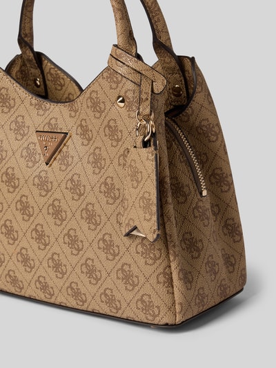 Produktfoto, Handtasche mit Logo-Muster Modell 'ECO MERIDIAN II' von Guess mit Label-Applikation, Tragehenkel, Schulterriemen, Hauptfach mit Reißverschluss, in Braun, strukturierte Oberfläche, Maße ca. 27 x 21 x 12 cm, Schulterriemen 120 cm.