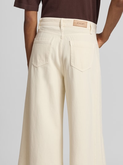 Frauenmodel trägt Wide Fit Jeans mit Logo-Detail Modell 'Eila' von JOOP!, reine Baumwolle, cremefarben, Eingriff- und Gesäßtaschen, Detailaufnahme Rückansicht.