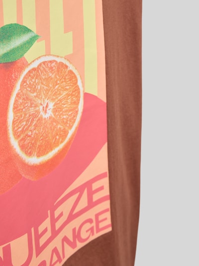 Mädchen trägt Loose Fit T-Shirt aus reiner Baumwolle von s.Oliver RED LABEL, Optik: Unifarben, Front-Print, Jersey, Nahaufnahme Oberkörper.