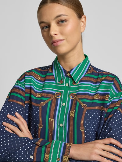 Vrouwenmodel draagt Relaxed Fit Hemdbluse met Allover-Print Modell 'Kotta' van Lauren Ralph Lauren, blauw met groen, Nahaufnahme Oberkörper.