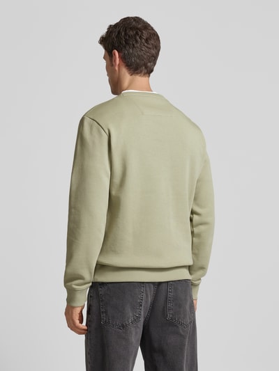 Männermodel trägt Sweatshirt mit Label-Print von PME Legend aus Baumwoll-Mix in Regular-Fit, helles Grün, Ganzkörperansicht Rückansicht. Rückenlänge 70 cm, Ärmellänge 70 cm, Rundhalsausschnitt, Größe M.