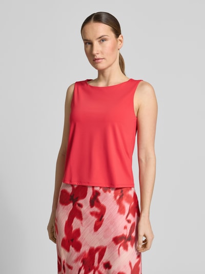 Modelka nosi Top mit Rundhalsausschnitt od Christian Berg Woman Selection w kolorze intensywnej czerwieni, elastyczna mieszanka materiałów, prosty krój, długość tyłu w rozmiarze 36: 49 cm, zdjęcie całej sylwetki z przodu.