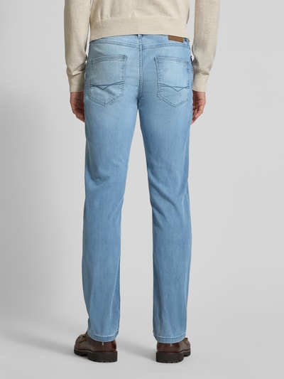 Männermodel trägt Jeans mit 5-Pocket-Design von Christian Berg Men, hellblau, Baumwoll-Mix mit Stretch-Anteil, Gerader-Schnitt, Ganzkörperansicht Rückansicht.