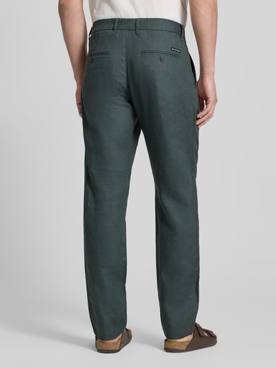 Männermodel trägt Tapered Leinenhose mit Gürtelschlaufen Modell 'OSBY JOGGER' von Marc O'Polo, Unifarben, reine Leinen, Ganzkörperansicht Rückansicht