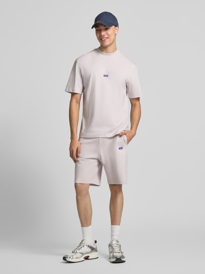 Männermodel trägt Regular Fit Sweatshorts aus reiner Baumwolle Modell 'NASENSIO' von HUGO, Optik: Unifarben, Ganzkörperansicht von vorne.
