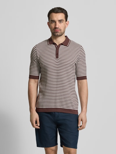 Männermodel trägt Slim Fit Poloshirt mit Knopfleiste Modell 'FLAVIEN' von CINQUE aus Baumwoll-Mix im Allover-Look, Ganzkörperansicht von vorne.