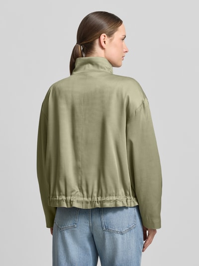 Frauenmodel trägt Jacke aus Lyocell-Baumwoll-Mix Modell 'Jarusa' von OPUS in hellem Grün mit Stehkragen, Ganzkörperansicht Rückansicht.