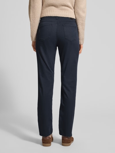 Vrouwenmodel draagt Flared Fit Stoffhose mit Lyocell-Anteil Modell 'Carola' van Brax in donkerblauw, 5-pocket-design, elastische katoenmix, volledig zicht van achteren.
