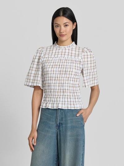 Frauenmodel trägt Slim-Fit-Bluse im Allover-Look Modell 'POSSINI' von Neo Noir aus Baumwoll-Mix mit Stehkragen, Ganzkörperansicht von vorne.