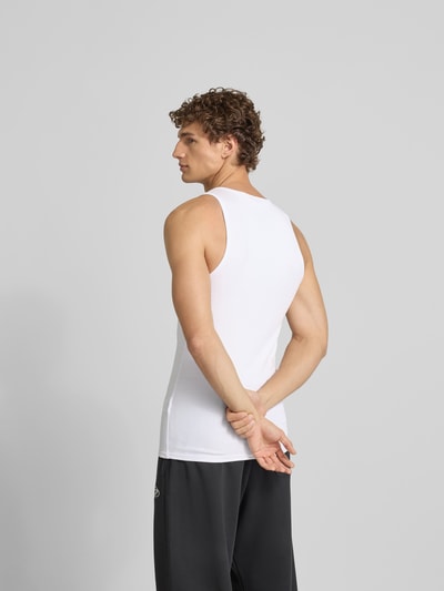 Männermodel trägt weißes Tanktop mit Label-Stitching von Diesel aus Baumwoll-Elasthan-Mix, Slim-Fit, Rückenlänge 68 cm, Ganzkörperansicht Rückansicht.