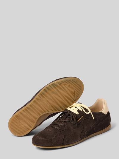 Produktfoto, Sneaker aus Leder mit Label-Detail Modell 'Sperly' von Gant, brązowy zamsz, zaokrąglony kształt, strukturalna podeszwa, kontekst: damskie sneakersy ze skóry, sznurowane, wysokość obcasa w rozmiarze 40: 1 cm, wysokość cholewki w rozmiarze 40: 8 cm, szerokość w rozmiarze 40: 8 cm