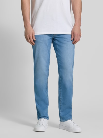 Männermodel trägt Regular Fit Jeans aus Baumwoll-Mix Modell 'CADIZ' von Brax in hellblauer Denim-Optik, 5-Pocket-Design, Ganzkörperansicht von vorne.