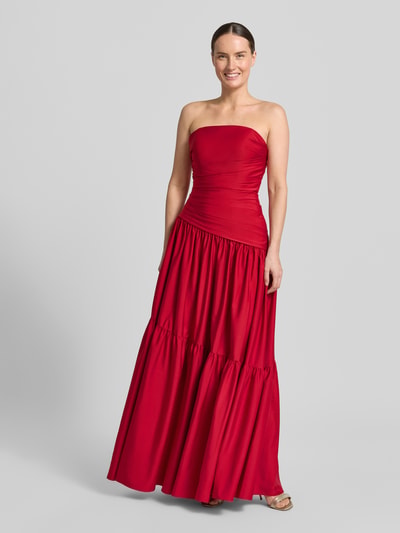 Modelka kobieca nosi sukienka wieczorowa 'Abendkleid im Stufen-Look' od Luxuar, krój taliowany, długa sukienka, krój bez rękawów, efekt stopniowania, zamek błyskawiczny z tyłu, długość tyłu w rozmiarze 36: 125 cm, szerokość klatki piersiowej w rozmiarze 36: 34 cm, widok całej sylwetki z przodu.