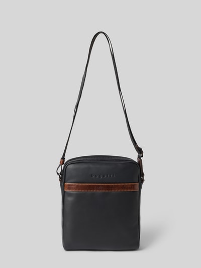 Produktfoto, schwarze Umhängetasche mit Label-Detail Modell 'Corso Deluxe' von bugatti, Hauptfach mit Reißverschluss, verstellbarer Schulterriem, Maße 22x27x8 cm, Schulterriem 90 cm, glatte Textur, braunes Detail