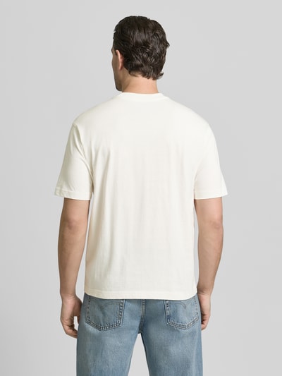 Männermodel trägt Regular Fit T-Shirt aus reiner Baumwolle von MCNEAL in Weiß, kurzärmelig, zu Jeans, Ganzkörperansicht Rückansicht.