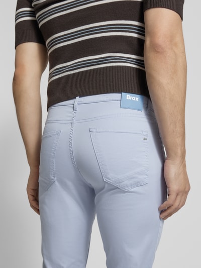 Männermodel trägt Hose mit Eingrifftaschen Modell 'Chuck' von Brax in hellem Blau, Baumwoll-Mix, Slim Fit, Ganzkörperansicht Rückansicht.