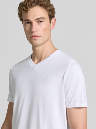 Männermodel trägt weißes Regular Fit T-Shirt aus reiner Baumwolle von s.Oliver RED LABEL, glatte Textur, Nahaufnahme Oberkörper.