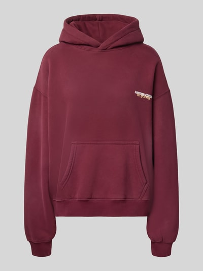 Produktfoto, Hoodie mit Känguru-Tasche von ANOTHER COTTON LAB, dunkelrot, Baumwoll-Mix, Relaxed-Fit, Label-Print, glatte Struktur.
