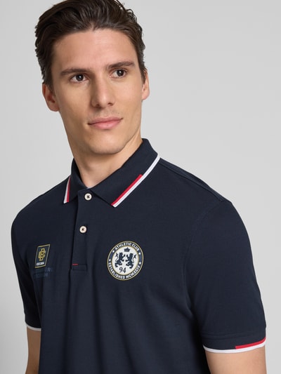 Christian Berg Men Poloshirt mit kurzer Knopfleiste und Label-Prints Marine 3
