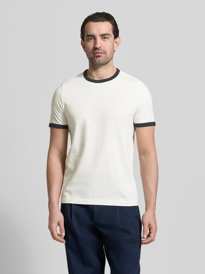 Męski model nosi Slim Fit T-Shirt mit Rundhalsausschnitt von MCNEAL, bawełna, krój slim fit, krótki rękaw, długość tyłu M: 70 cm, kolor biały z czarnymi detalami, gładka faktura, pełny widok z przodu