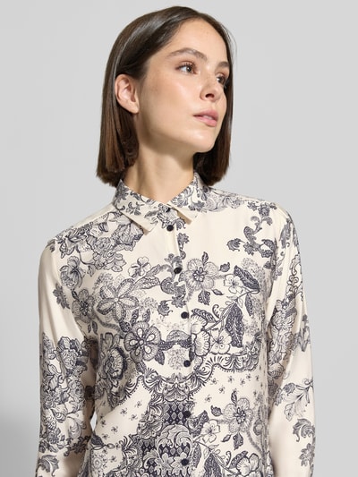 Frauenmodel trägt Regular Fit Hemdbluse aus reiner Viskose von Milano Italy mit floralen Mustern, Hemdblusenkragen, Nahaufnahme Oberkörper.