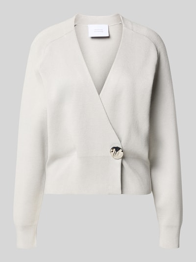 Produktfoto, cremefarbener Cardigan im Wickel-Look - curated by Isabelle Hartmann von Style Icon Collection, V-Ausschnitt, gerippte Ärmelabschlüsse, lockerer Schnitt, Knopfverschluss, feine Stricktextur