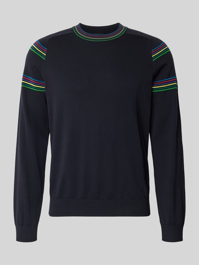 Produktfoto, Pullover mit Rundhalsausschnitt und Kontraststreifen von PAUL SMITH in Dunkelblau, Regular Fit, reine Baumwolle, farbige Streifen am Kragen und an den Ärmeln, Rückenlänge 65 cm, Ärmellänge 71 cm.