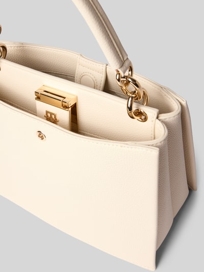 Produktfoto, Henkeltasche in Lederoptik von Tommy Hilfiger in Optik: Unifarben mit Kettenglied-Detail, geteiltes Hauptfach, Magnetverschluss, Logo-Applikation, Tragehenkel, abnehmbarer Schulterriemen und genarbter Materialverarbeitung.