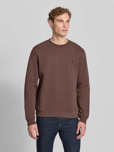 Männermodel trägt Regular Fit Sweatshirt aus reiner Baumwolle Modell 'BAARO' von ARMEDANGELS in Braun, glatte Textur, Ganzkörperansicht von vorne. Herren Sweatshirt.