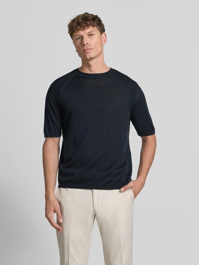 Männermodel trägt T-Shirt aus Lyocell-Mix mit Rundhalsausschnitt von Emporio Armani in Schwarz, Strukturmuster an den Schultern, Regular-Fit, Rückenlänge 63 cm bei Größe M, Ganzkörperansicht von vorne.