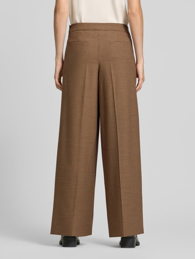 Frauenmodel trägt Relaxed Fit Stoffhose mit Schurwoll-Anteil Modell 'GHINEA' von Marella, braun kariert, Ganzkörperansicht Rückansicht. Elastischer Material-Mix mit Bundfalten sowie Eingriff- und Gesäßtaschen, neutrale Textur.