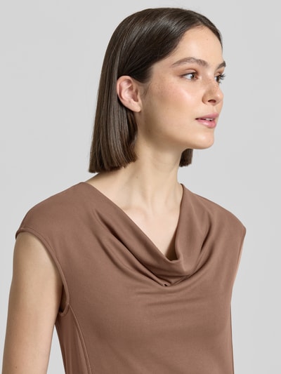 Frauenmodel trägt Regular Fit Midikleid mit Wasserfall-Ausschnitt Modell 'Vetusta' von MM by Max Mara im Micomodal-Mix, Nahaufnahme Oberkörper