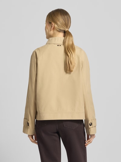 Vrouwenmodel draagt Regular Fit Trenchcoat uit katoen-lyocellmix van s.Oliver RED LABEL, uni, cropped, long sleeves, detailopname rugaanzicht.