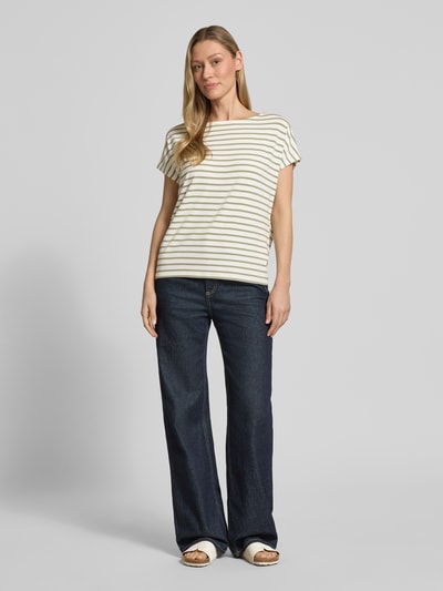 Frauenmodel trägt Loose Fit T-Shirt aus Viskose-Mix von s.Oliver RED LABEL mit Optik:Allover-Muster, Two-Tone, U-Boot-Ausschnitt, Kurzarm, Materialverarbeitung: Jersey, Ganzkörperansicht von vorne.