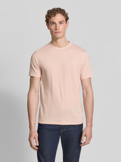 Męski model nosi Regular Fit T-Shirt aus reiner Baumwolle Modell 'TEGOOD' od BOSS Orange, jednokolorowa, logo, krótki rękaw, przód, całe ciało