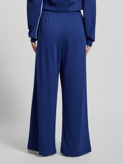 Männermodel trägt Sweatpants mit elastischem Bund von adidas Sportswear, Baumwoll-Mix mit Viskose-Anteil, lockerer Schnitt, Label-Stitching, Innenbeinlänge w rozmiarze S: 77 cm, Ganzkörperansicht Rückansicht