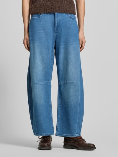 Modelka kobieca nosi Jeans mit 5-Pocket-Design Modell 'DAKOTA' od MAC, bawełna z domieszką elastanu, luźny krój, jasnoniebieski, Szerokość w rozmiarze 36: 39 cm, długość nogawki wewnętrznej: 65 cm, widok na całe ciało z przodu.