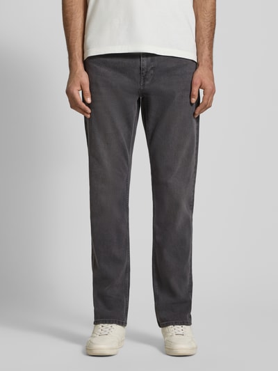 Męski model nosi Regular Fit Jeans aus Baumwoll-Mix Modell 'WEFT' od Only & Sons, denim, 5 kieszeni, krój regular fit, uniw. kolor, widok z przodu, cała sylwetka.