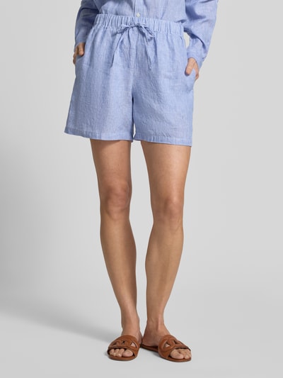 Frauenmodel trägt Leinenshorts mit Streifenmuster Modell 'ERAS' von ECOALF, reine Leinen, Regular-Fit, elastischer Bund, Ganzkörperansicht von vorne.