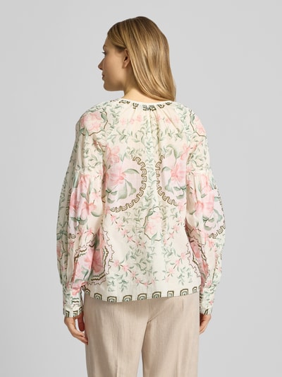 Frauenmodel trägt Relaxed Fit Bluse mit Tunika-Ausschnitt Modell 'Wylde' von MOS MOSH aus reiner Baumwolle, florales Allover-Muster, langärmelig, Rückenlänge 59 cm, Ganzkörperansicht Rückansicht.