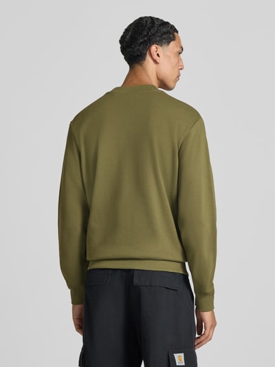 Mężczyznamodel nosi oliwkowozieloną bluzę Regular Fit Sweatshirt aus reiner Baumwolle model 'Nespon' von HUGO, gładka faktura, Ganzkörperansicht Rückansicht, Herren Sweatshirt von HUGO Blue.
