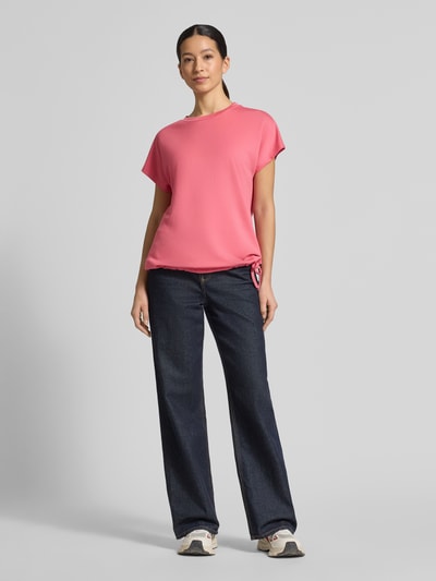 Frauenmodel trägt T-Shirt mit Rundhalsausschnitt von Soyaconcept in Rosa, Material-Mix mit Modal, Kappärmel, Regular Fit, Ganzkörperansicht von vorne.