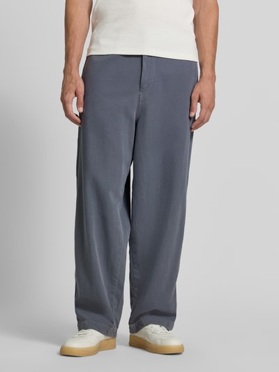 Männermodel trägt Wide Fit Jeans mit teilelastischem Bund Modell 'Lycaz' von American Vintage in blauw, katoen, vooraanzicht, herenjeans, detail: achterzakken, knoop- en ritssluiting, taillewijdte maat M 39 cm, binnenbeenlengte maat M 71 cm, close-up vooraanzicht.