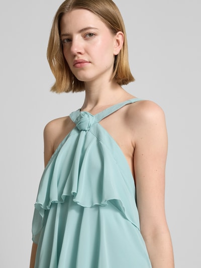 Frauenmodel trägt Volant Abendkleid mit V-Ausschnitt Modell 'FELICIA' von Vero Moda, unifarbenes Maxi-Chiffonkleid, Nahaufnahme Oberkörper.