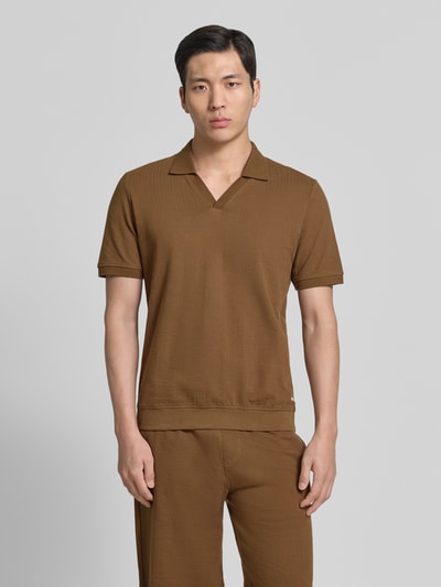 Männermodel trägt Regular Fit Poloshirt aus reiner Baumwolle von s.Oliver RED LABEL, Optik: Unifarben, Strukturiert, Label-Patch, Polokragen, V-Ausschnitt, Ärmelform: Kurzarm, Materialverarbeitung: Jersey, Material: Reine Baumwolle, Ganzkörperansicht von vorne.