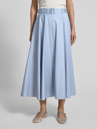 Frauenmodel trägt Glockenrock mit Gürtel und rückseitigem Reißverschluss von Windsor aus hellblauem Baumwoll-Mix mit Stretch-Anteil, A-Linie, Midirock, Gürtel mit Dornschließe, rückseitiger Knopf- und Reißverschluss, Bundweite 37 cm, Gesamtlänge 87 cm, Ganzkörperansicht von vorne.
